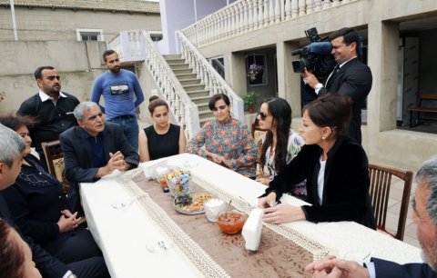 Mehriban Əliyeva Kürdəxanıda  qəsəbə sakininin qonağı oldu