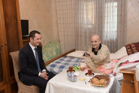 Heydər Əliyev Fondu xalq artistinə avtomobil hədiyyə etdi Heydər Əliyev Fondu xalq artistinə avtomobil hədiyyə etdi