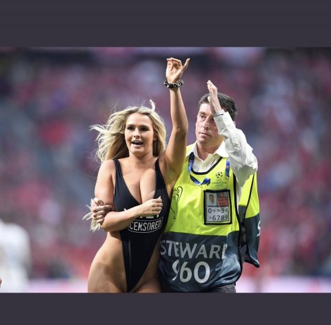 Futbol yarıçılapaq modelə iki milyon izləyici qazandırıb