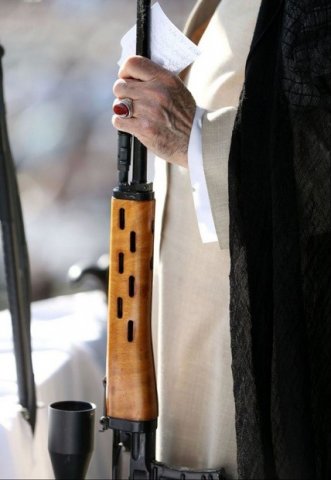 Xamnəinin əlində tutduğu silah hansı markaya aiddir?