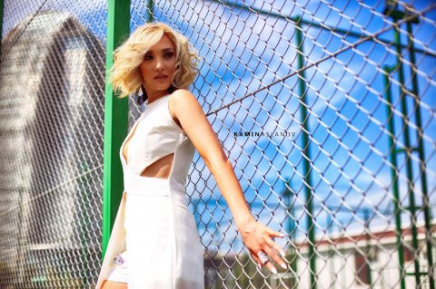 Ailəsi dağılan müğənni imicini dəyişib