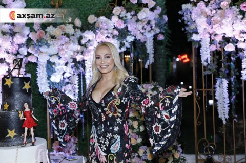 Nura Suri dekolteli libası ilə diqqət çəkib Nura Suri dekolteli libası ilə diqqət çəkib