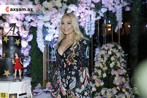 Nura Suri dekolteli libası ilə diqqət çəkib Nura Suri dekolteli libası ilə diqqət çəkib