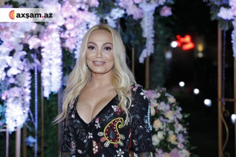 Nura Suri dekolteli libası ilə diqqət çəkib Nura Suri dekolteli libası ilə diqqət çəkib