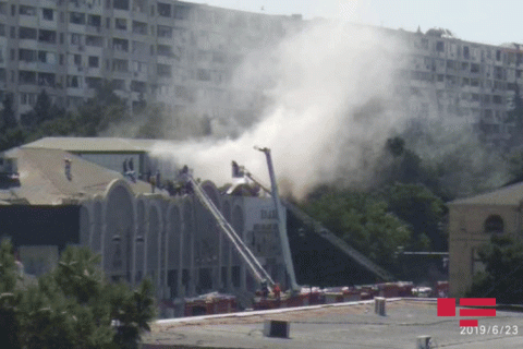 Bakıdakı məşhur mağaza yanır