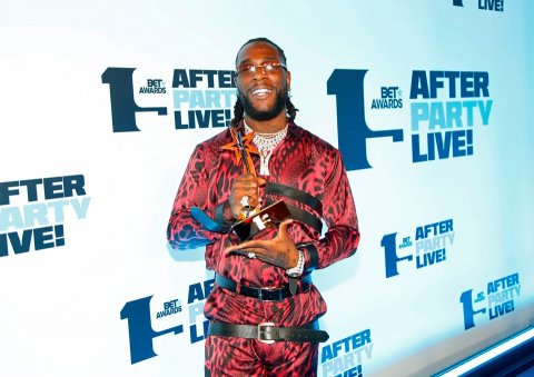 Sənətçilərə mükafat verilib