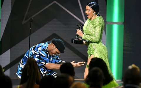 Sənətçilərə mükafat verilib