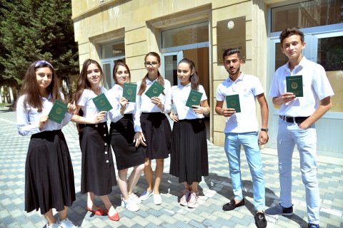 Məzunlara attestatların verilməsinə başlanılıb Məzunlara attestatların verilməsinə başlanılıb
