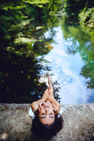 Rəqqasə ağacların üstündə poz verib Rəqqasə ağacların üstündə poz verib