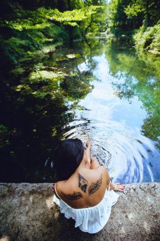 Rəqqasə ağacların üstündə poz verib Rəqqasə ağacların üstündə poz verib