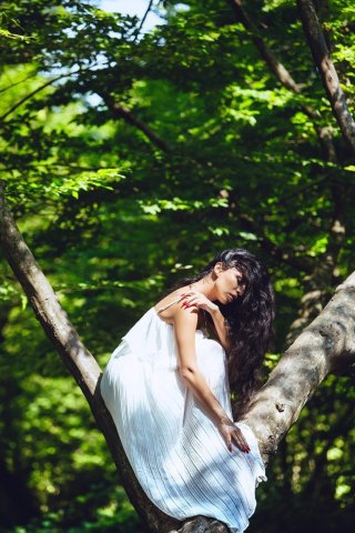 Rəqqasə ağacların üstündə poz verib Rəqqasə ağacların üstündə poz verib