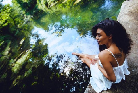 Rəqqasə ağacların üstündə poz verib Rəqqasə ağacların üstündə poz verib