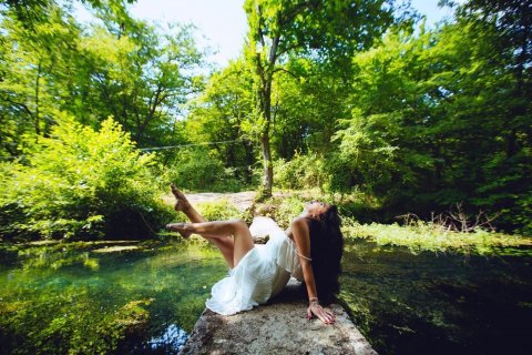 Rəqqasə ağacların üstündə poz verib Rəqqasə ağacların üstündə poz verib