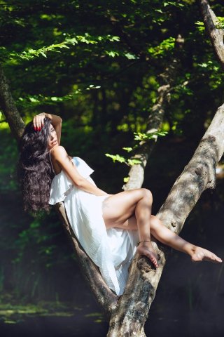 Rəqqasə ağacların üstündə poz verib