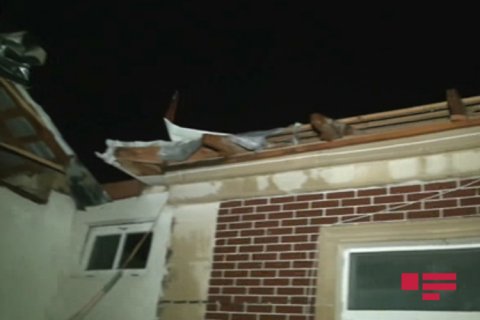 İsmayıllıda təbii fəlakət: güclü külək evlərə zərər vurdu, avtobus sel sularına qərq oldu İsmayıllıda təbii fəlakət: güclü külək evlərə zərər vurdu, avtobus sel sularına qərq oldu