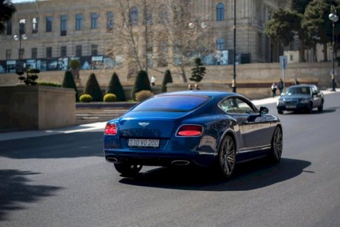 Azərbaycanda tanınmış iş adamının övladları "Bentley” avtomobili ilə su kanalına düşüb