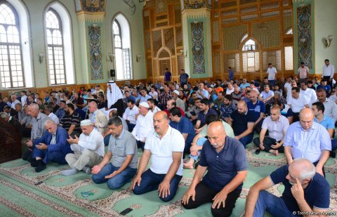 Azərbaycan məscidlərində bayram namazı qılınıb