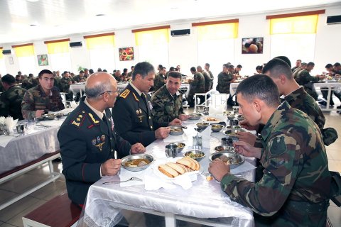 Vilayət Eyvazov əsgərlərlə nahar etdi, şəxsi heyətə tapşırıq verdi Vilayət Eyvazov əsgərlərlə nahar etdi, şəxsi heyətə tapşırıq verdi