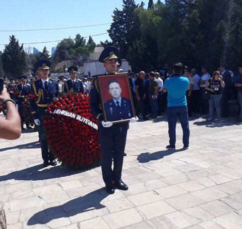 Qəzada həlak olan pilotumuz dəfn edildi Qəzada həlak olan pilotumuz dəfn edildi