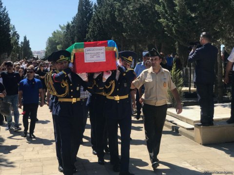 Qəzada həlak olan pilotumuz dəfn edildi Qəzada həlak olan pilotumuz dəfn edildi