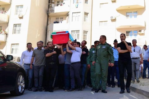 Qəzada həlak olan pilotumuz dəfn edildi Qəzada həlak olan pilotumuz dəfn edildi