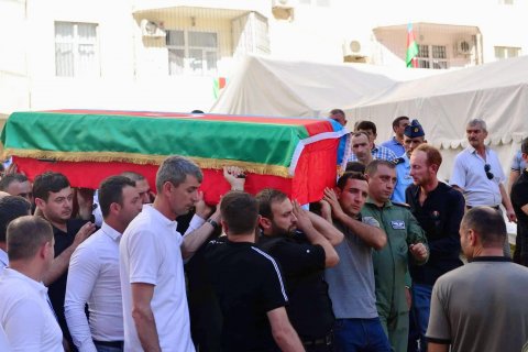 Qəzada həlak olan pilotumuz dəfn edildi Qəzada həlak olan pilotumuz dəfn edildi