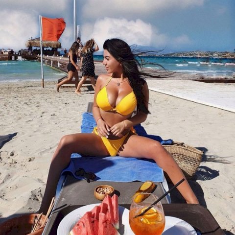 Modelimiz kişiləri başdan çıxarır Modelimiz kişiləri başdan çıxarır