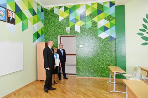 Prezident orta məktəbdəki şəraitlə tanış olub Prezident orta məktəbdəki şəraitlə tanış olub