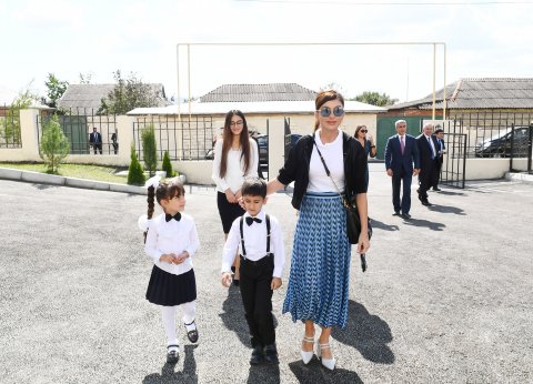 Birinci vitse-prezident İsmayıllıda açılışlar etdi, sakinin evində oldu Birinci vitse-prezident İsmayıllıda açılışlar etdi, sakinin evində oldu