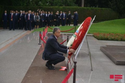 Türkiyənin Vitse-prezidenti Bakıda Şəhidlər xiyabanını ziyarət edib