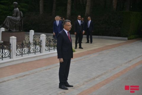 Türkiyənin Vitse-prezidenti Bakıda Şəhidlər xiyabanını ziyarət edib