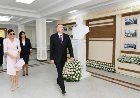 Prezident Binəqədidə müəllim və valideynlərlə bir araya gəldi  