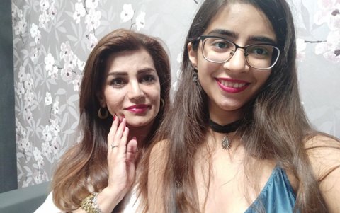 Hakimiyyətə iddialı partiya rəhbərinin ailəsi