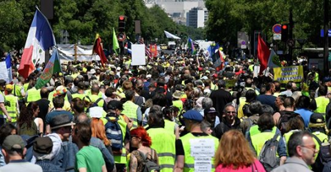 Polis etirazçılara qarşı gözyaşardıcı qazdan istifadə edib 