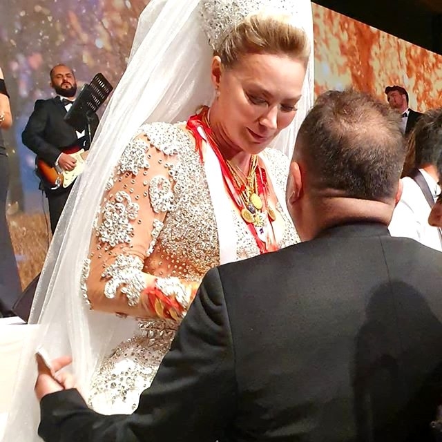 Müğənniyə 5 milyonluq qızıl hədiyyə ediblər Müğənniyə 5 milyonluq qızıl hədiyyə ediblər