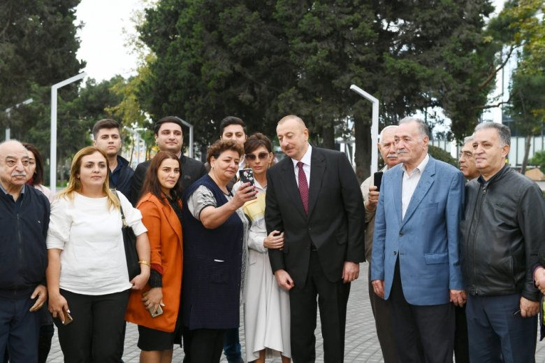Prezident və xanımı Bakıda parkda yaradılan şəraitlə tanış olub