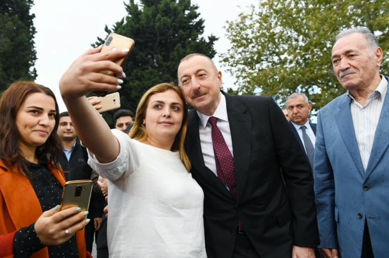 Prezident və xanımı Bakıda parkda yaradılan şəraitlə tanış olub Prezident və xanımı Bakıda parkda yaradılan şəraitlə tanış olub