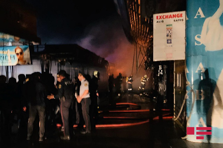 "Binə" ticarət mərkəzində güclü yanğın söndürülüb
