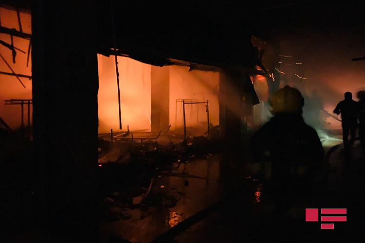 "Binə" ticarət mərkəzində güclü yanğın söndürülüb