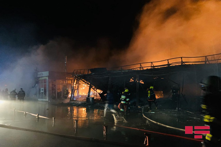 "Binə" ticarət mərkəzində güclü yanğın söndürülüb