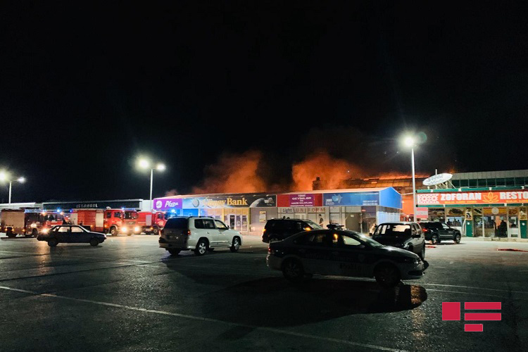 "Binə" ticarət mərkəzində güclü yanğın söndürülüb