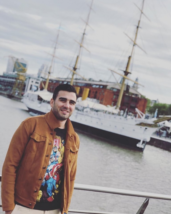 Əməkdar artist ölkəni tərk edib