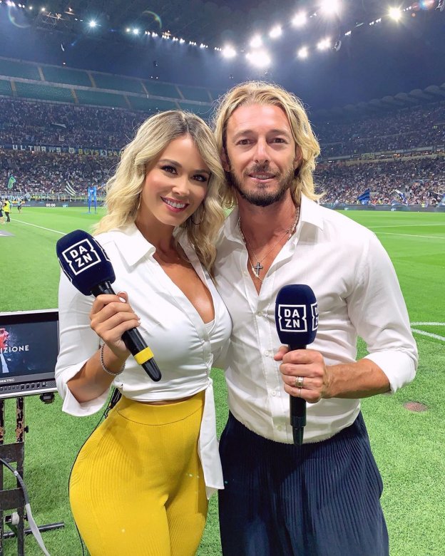 Jurnalist gözəlliyi ilə çoxlarını heyran edib