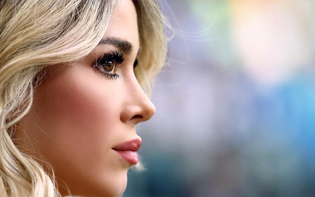 Jurnalist gözəlliyi ilə çoxlarını heyran edib Jurnalist gözəlliyi ilə çoxlarını heyran edib