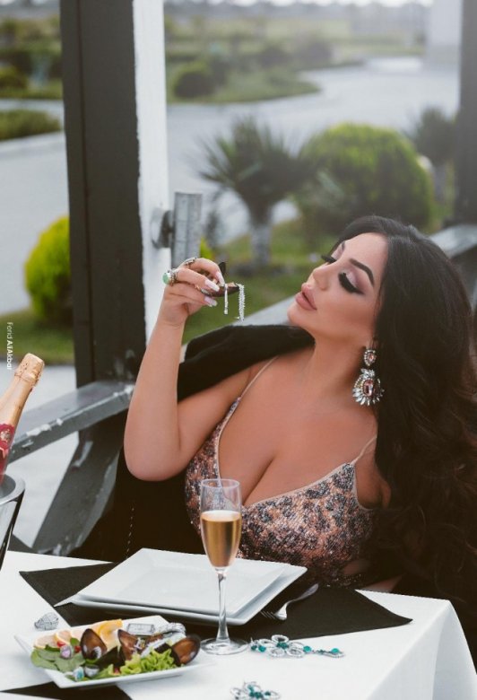 Müğənni yeni fotosessiya etdirib Müğənni yeni fotosessiya etdirib