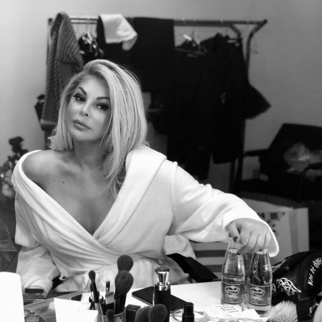 Aygün Kazımovanın liftdə çəkdirdiyi şəkillər marağa səbəb olub