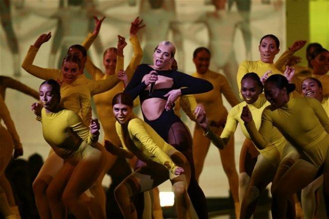 Məşhurlar musiqi mükafatları gecəsində - Fotolar Məşhurlar musiqi mükafatları gecəsində - Fotolar