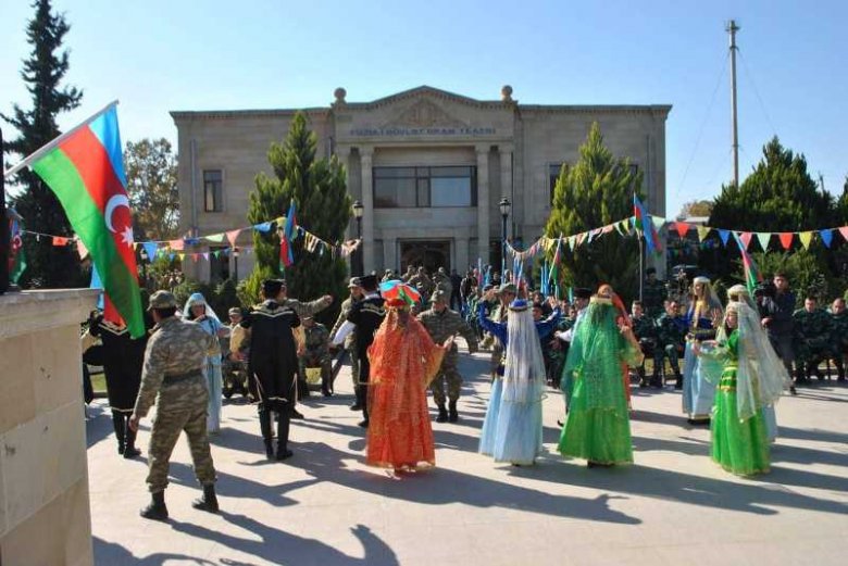 Dram teatrı cəbhə bölgəsində konsert-tamaşa təşkil edib Dram teatrı cəbhə bölgəsində konsert-tamaşa təşkil edib