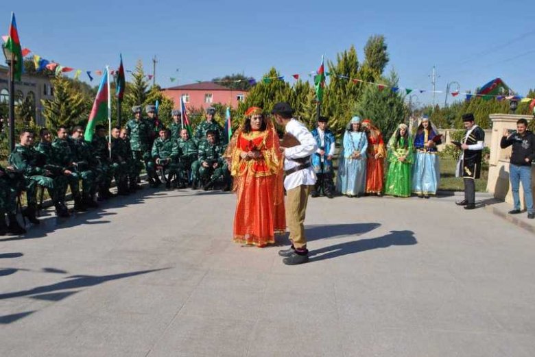 Dram teatrı cəbhə bölgəsində konsert-tamaşa təşkil edib Dram teatrı cəbhə bölgəsində konsert-tamaşa təşkil edib