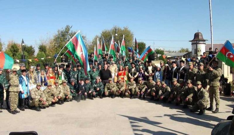 Dram teatrı cəbhə bölgəsində konsert-tamaşa təşkil edib Dram teatrı cəbhə bölgəsində konsert-tamaşa təşkil edib